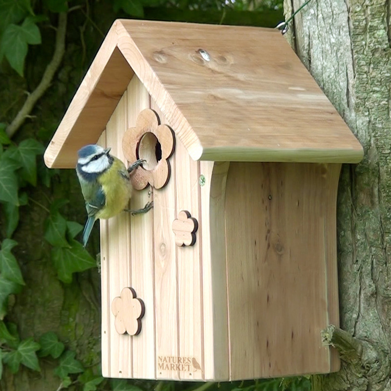 Un nichoir ouvert pour le plus grand plaisir des oiseaux de votre jardin.