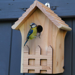 Nichoir oiseaux, une cabane et maison pour oiseaux mésanges et autres