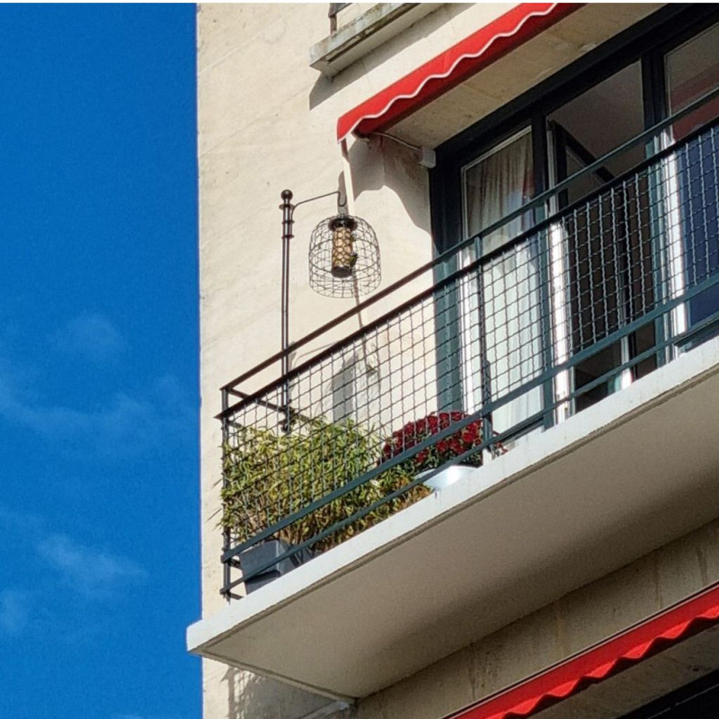 Poteau spécial Balcon à visser pour mangeoire et nichoir. Natures Market Oisillon.net