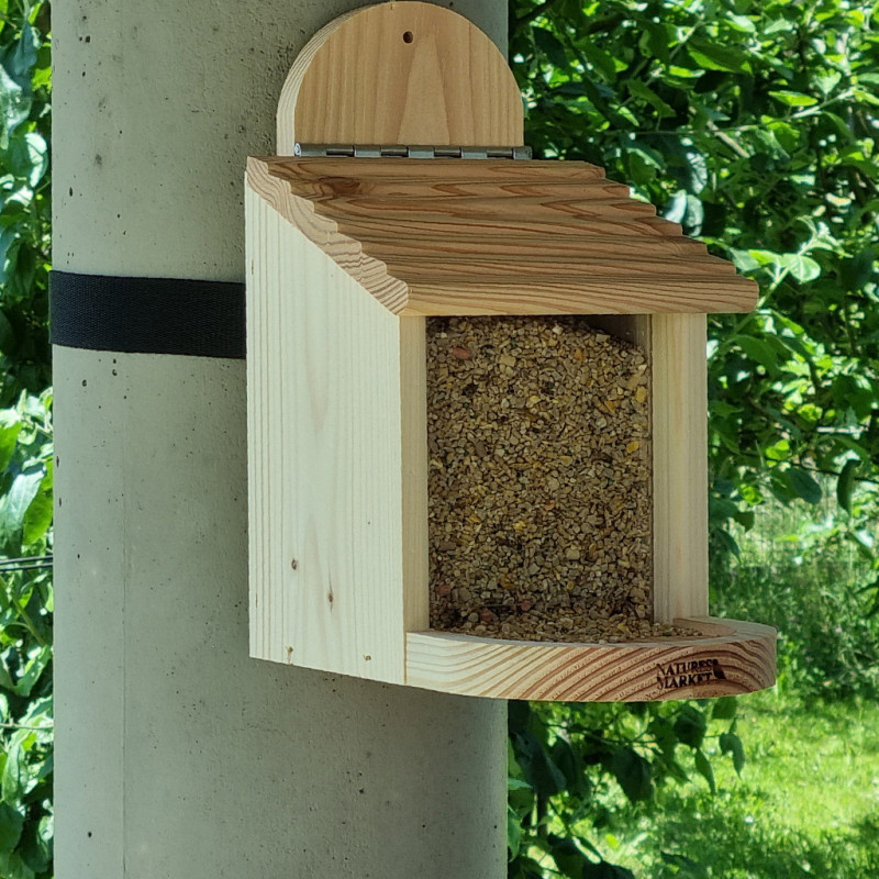 mangeoire et graines pour écureuils. fabriqué en France. Made in France. Natures Market oisillon.net