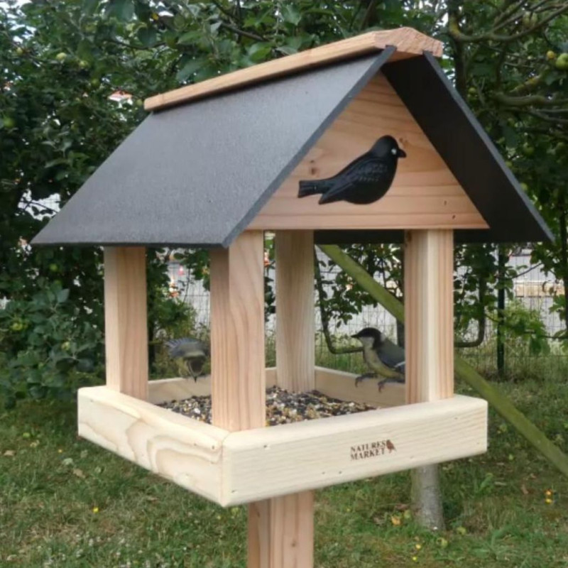 Mangeoire pour oiseaux sur pied poteau bois fabriquée en France toit matériau recyclé Natures Market Oisillon.net